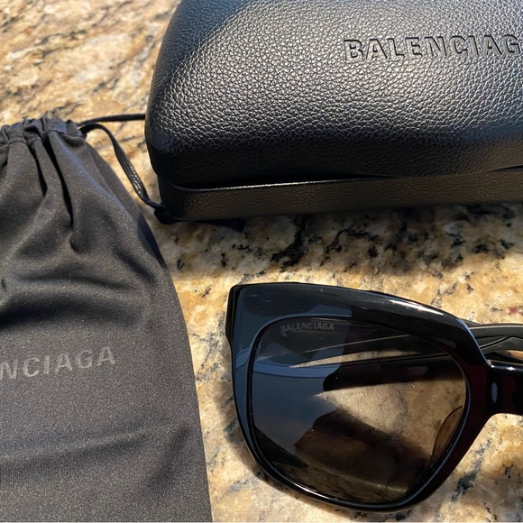 Balenciaga Shades🖤Brand New|Authenticity Card|Leather Case|Soft Logo Traveler - Picture 1 of 3